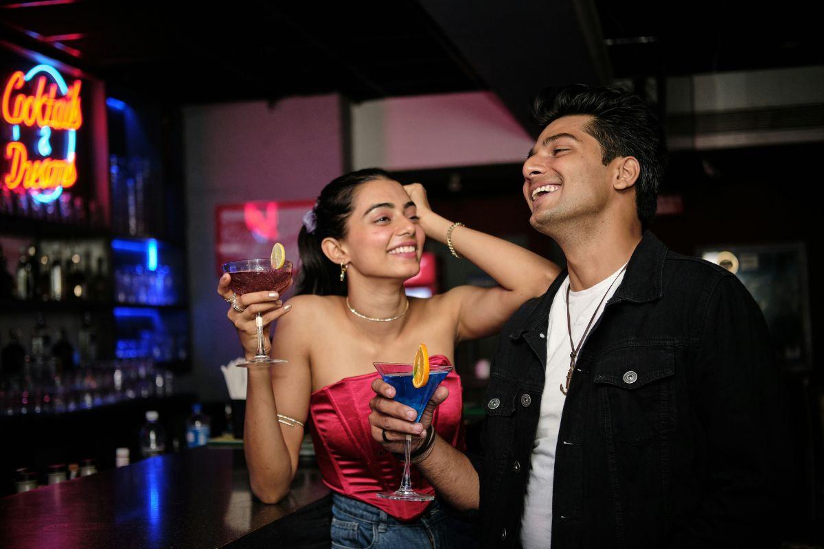 Una pareja ligando como parte de un juego erótico en el bar de la playa