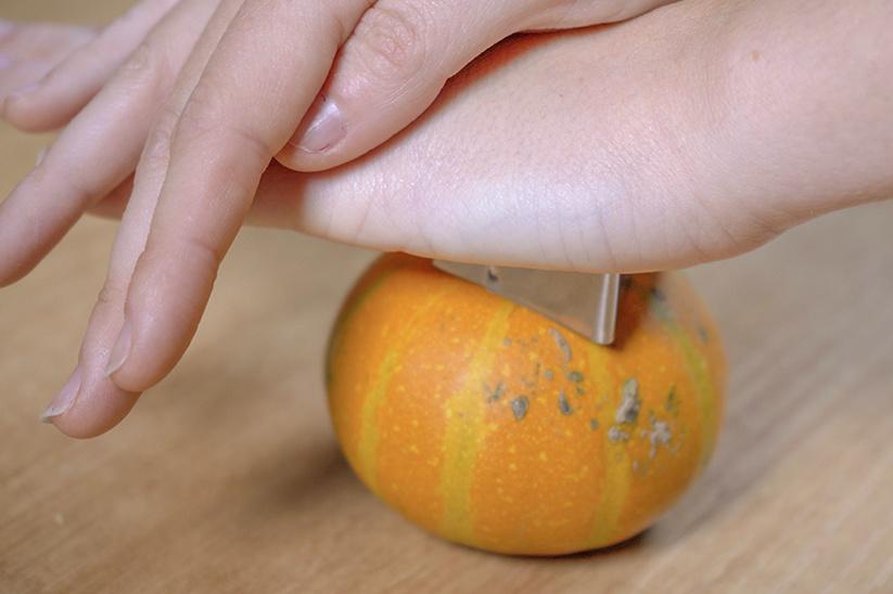 abrir las calabazas con un cortador
