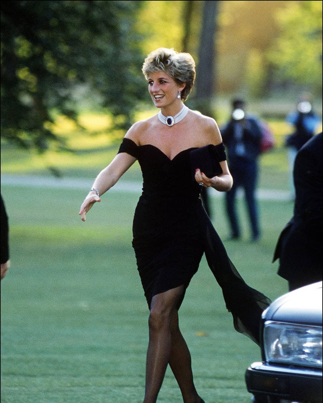 vestido de fiesta negro corto y de escote hombros caídos princesa Diana de Gales