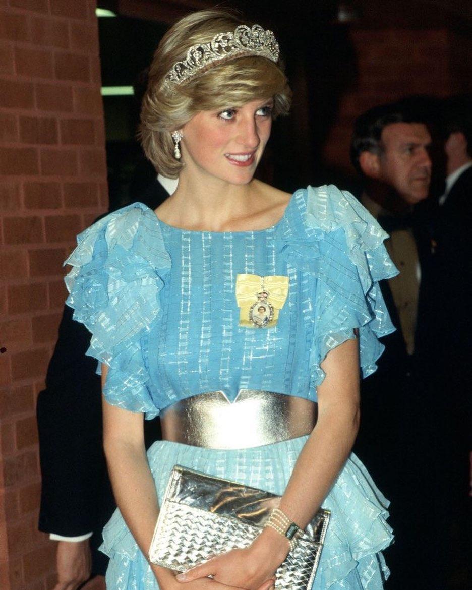 vestido elegante azul con holanes en las mangas princesa lady di