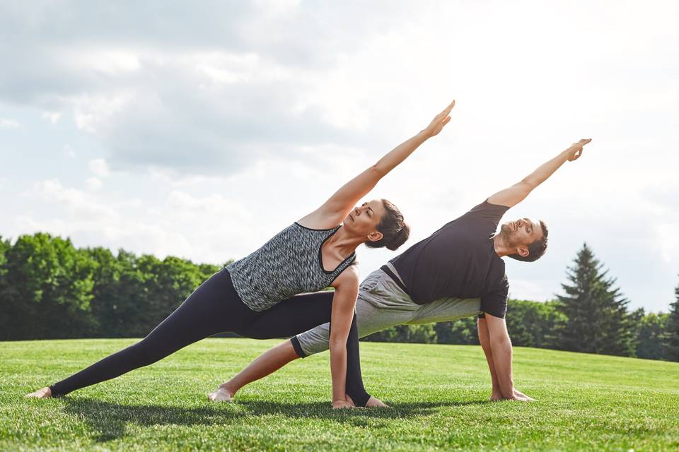 Cinco posturas de yoga fáciles para hacer en casa