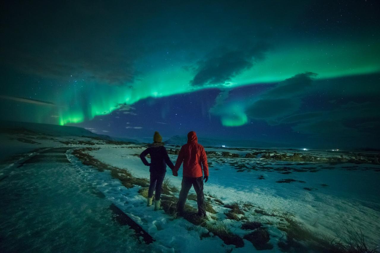pareja observando auroras boreales