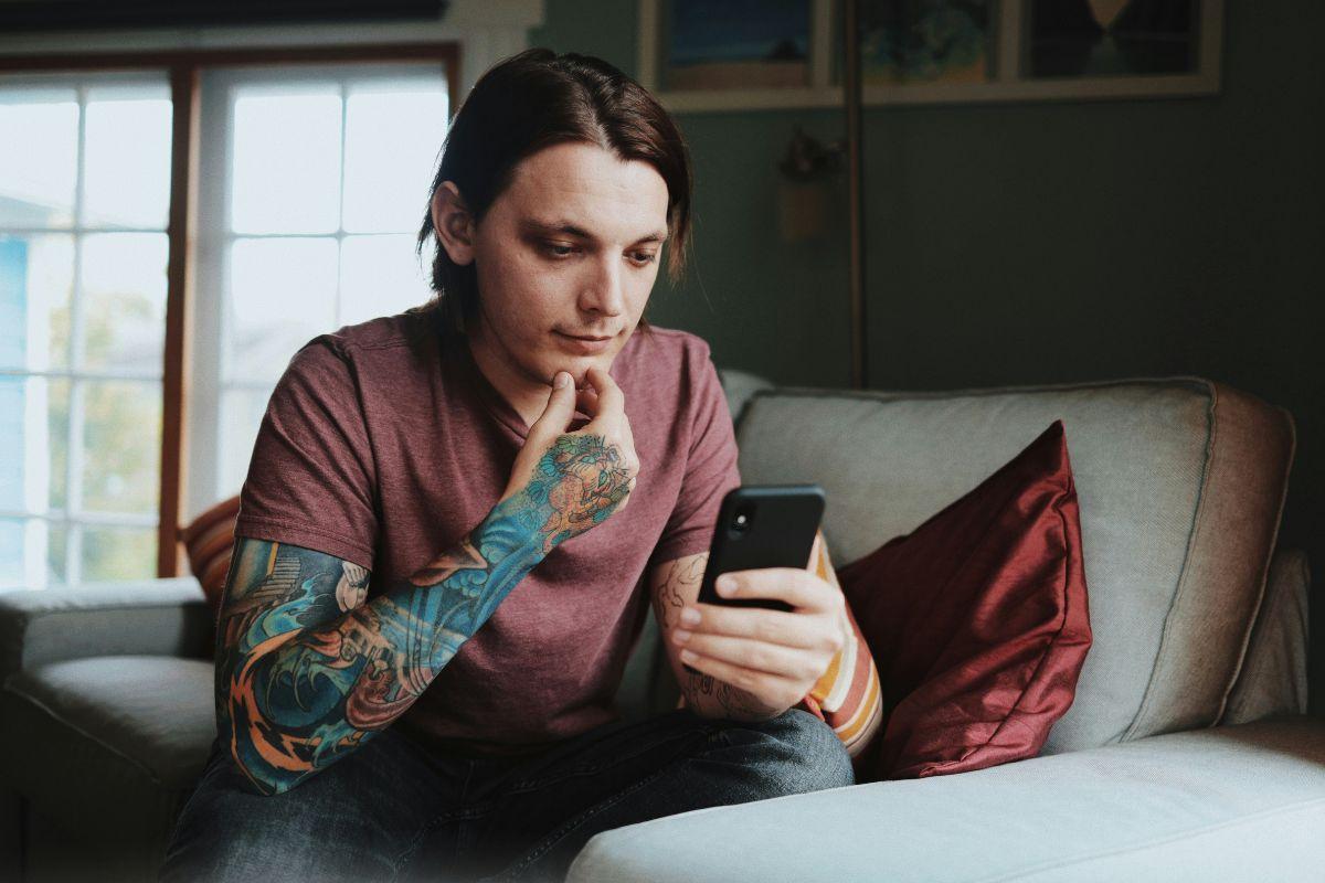 Viendo el celular mientras hace un juego erótico con su pareja