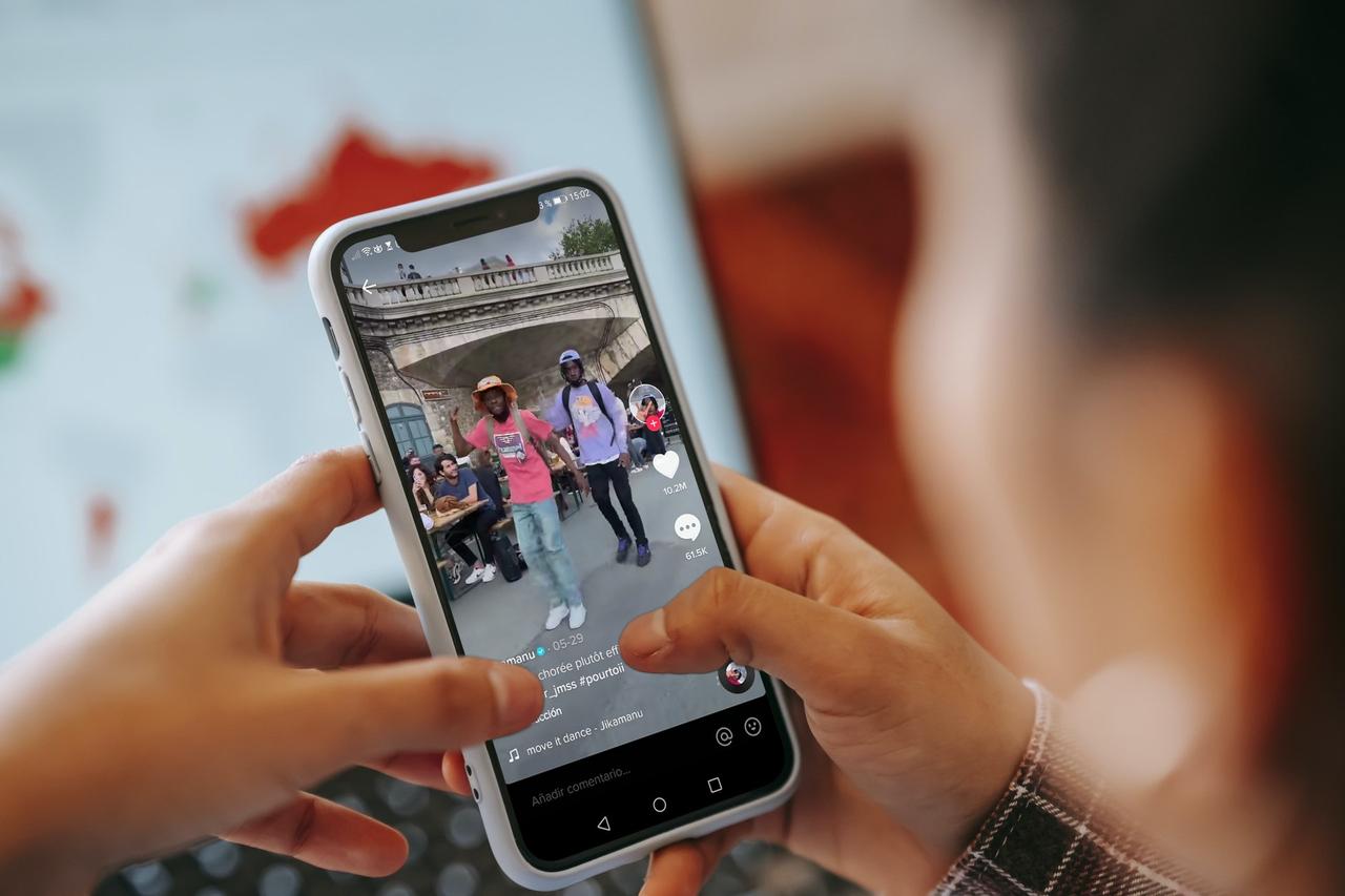 bailes famosos en TikTok visto desde celular