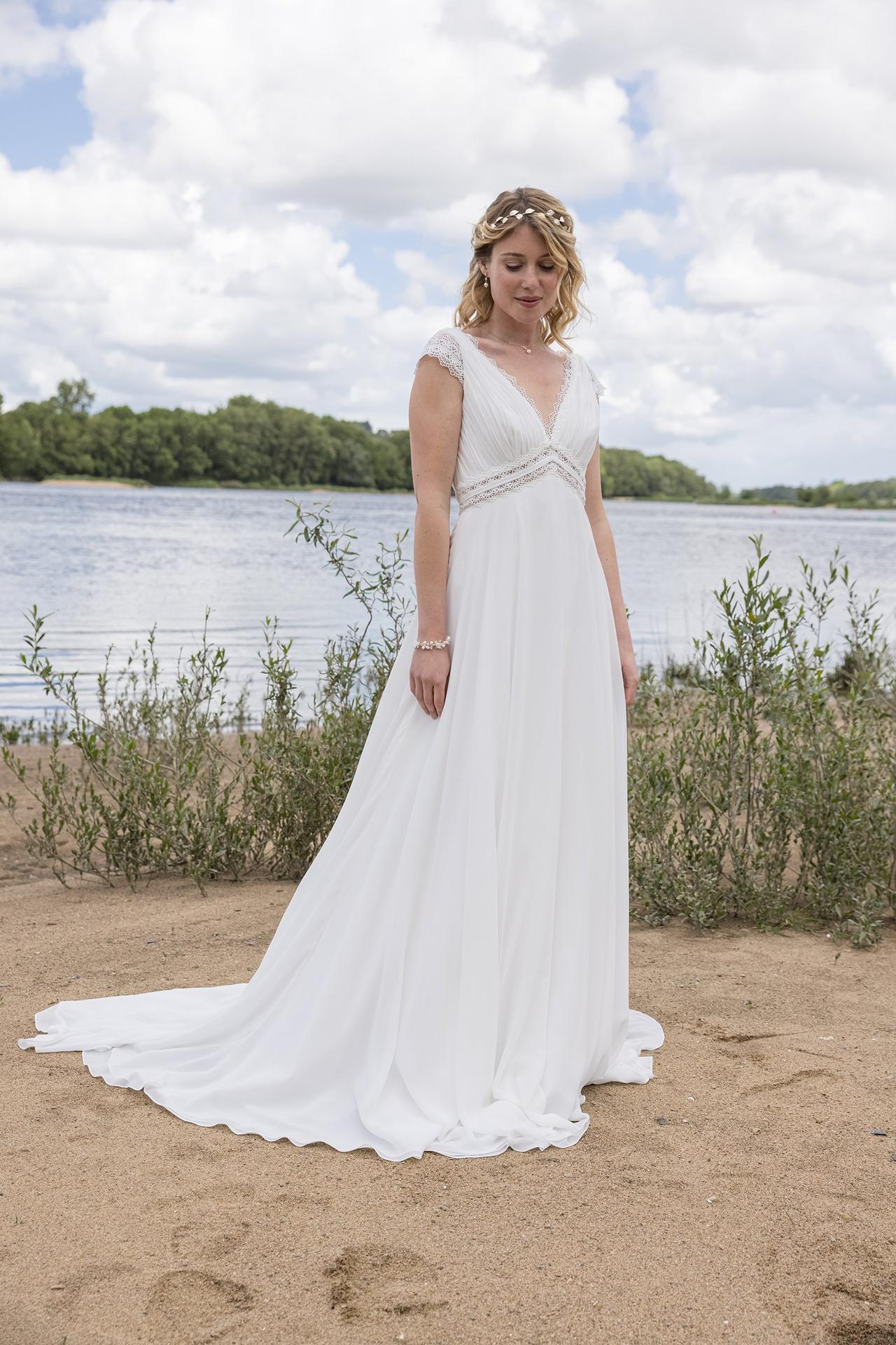 vestido de novia con corte imperio escote en V