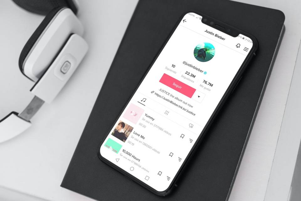 celular con aplicación TikTok música