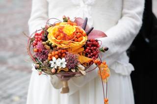 ramo de novia circular con bayas, flores amarillas y rojas