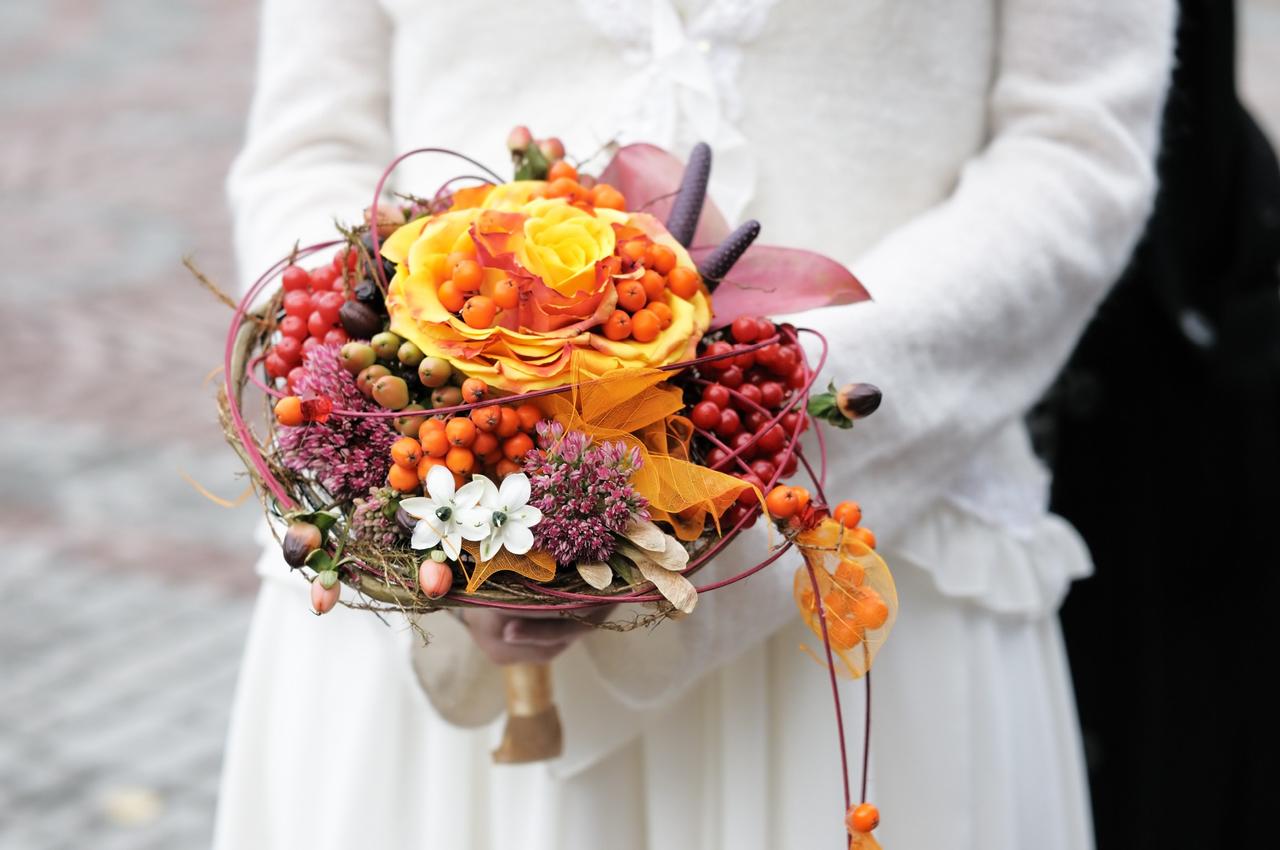 ramo de novia circular con bayas, flores amarillas y rojas