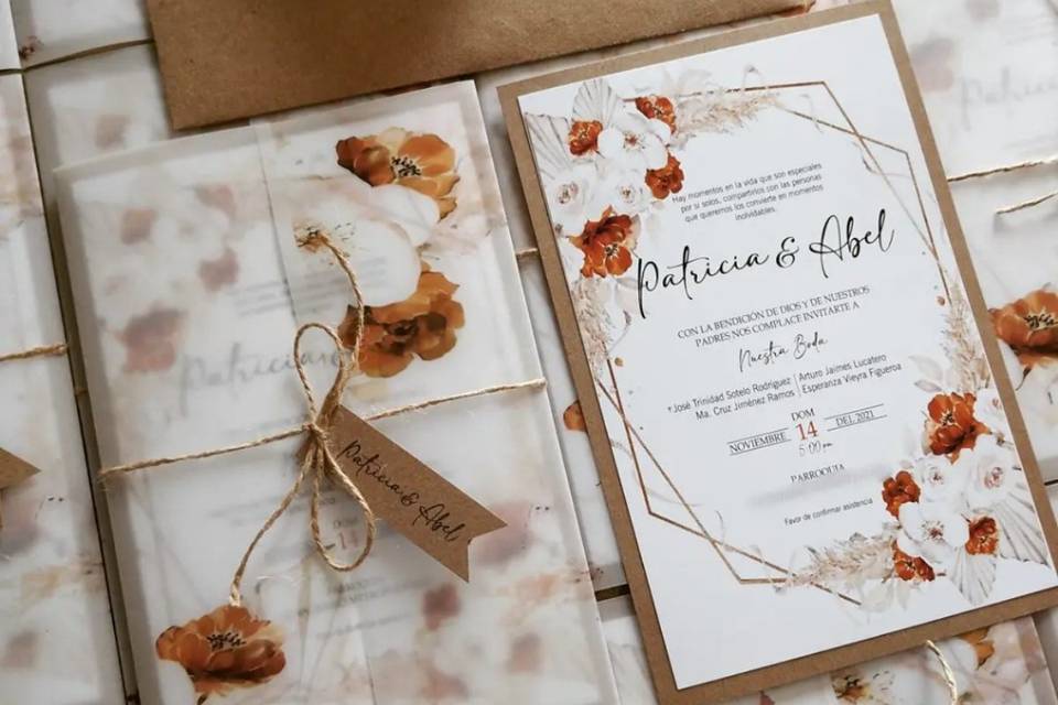 Invitación de boda con motivos florales y sobres de albanene y papel kraft