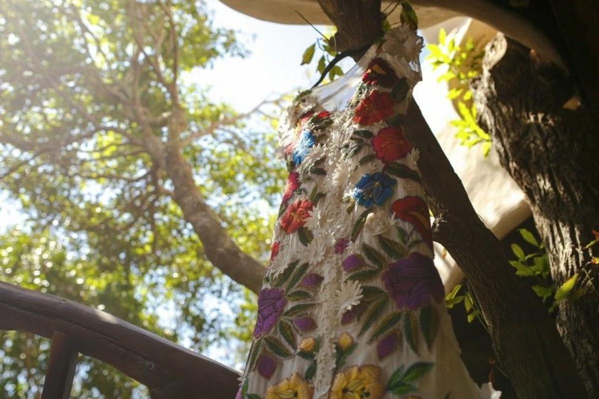 vestido típico mexicano colgado para sesión de fotos