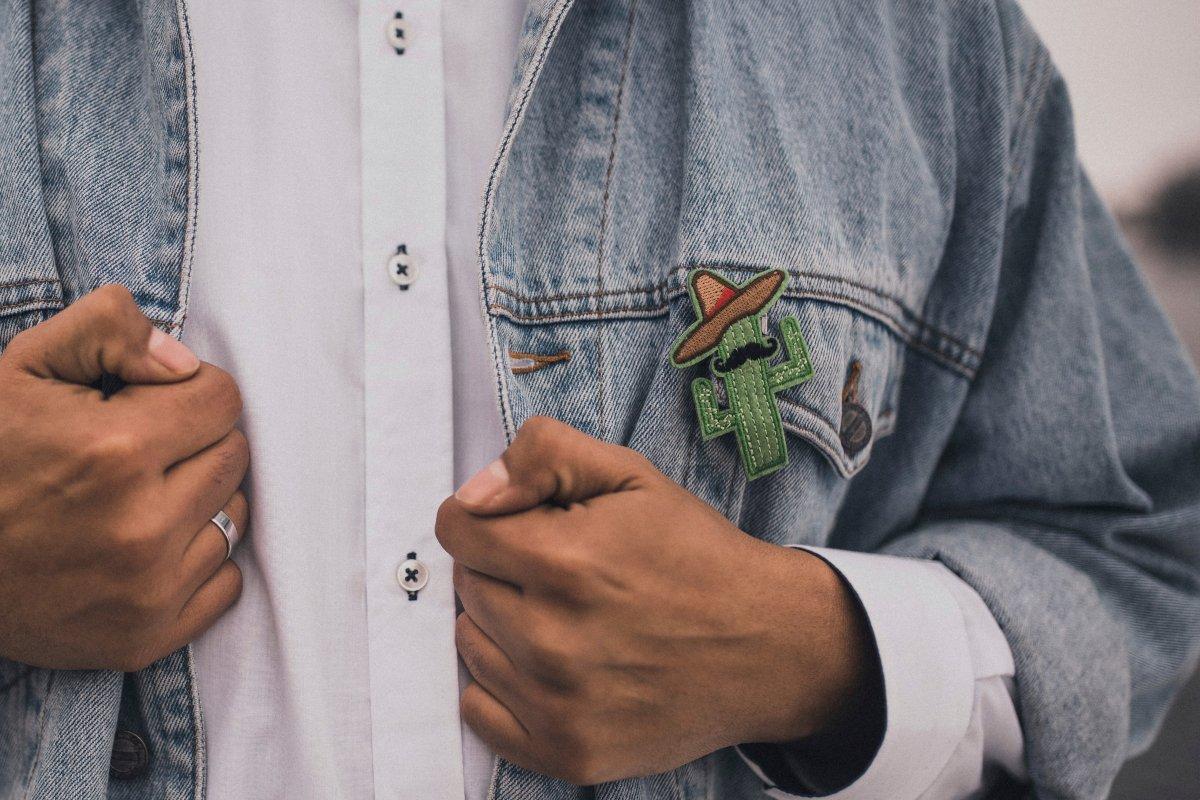 chamarra para novio de mezclilla con camisa blanca y boutonniere temático México