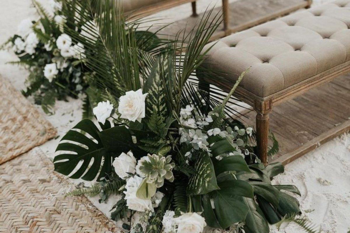 arreglos de flores blancas y verdes para camino al altar