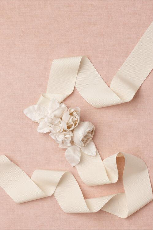 cinta para vestido de novia con detalle floral