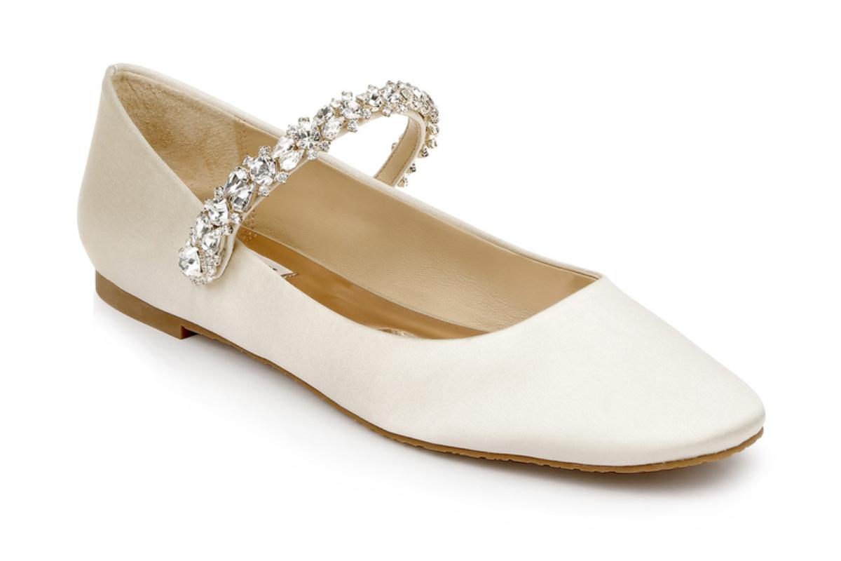 zapatos blancos planos con adorno de pedrería