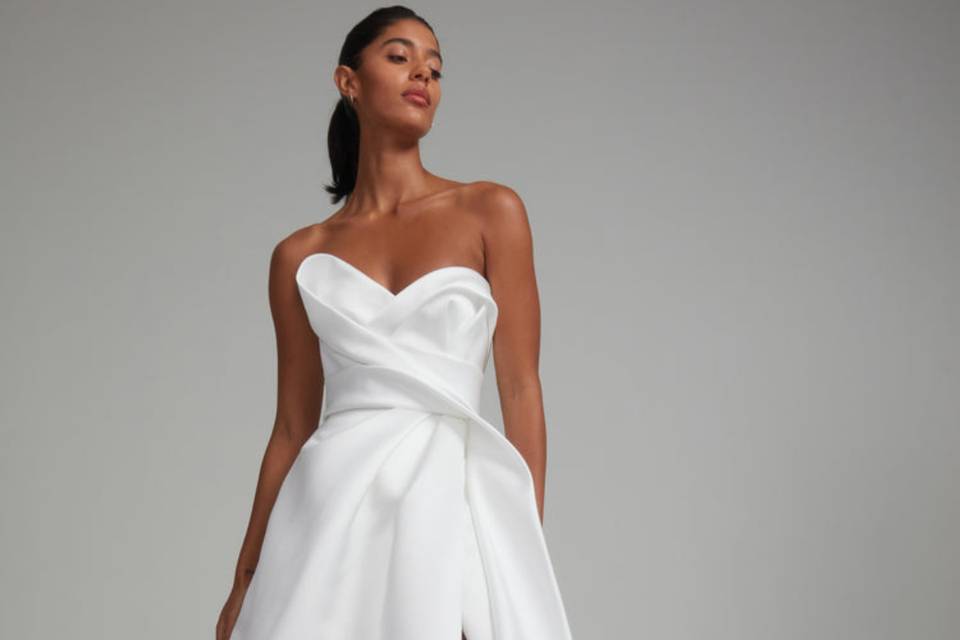 Wedding Pantsuits: 2024 Guide + Expert Tips/Faqs  Vestidos de novia lisos,  Vestidos de boda inusuales, Trajes de vestir mujer