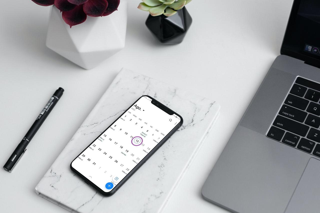 telefono con calendario y fecha de la boda