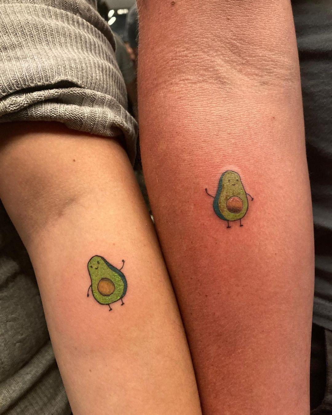 tatuaje pareja aguacate