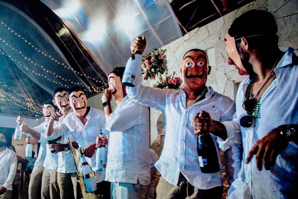 Best men con máscaras de la casa de papel en la boda