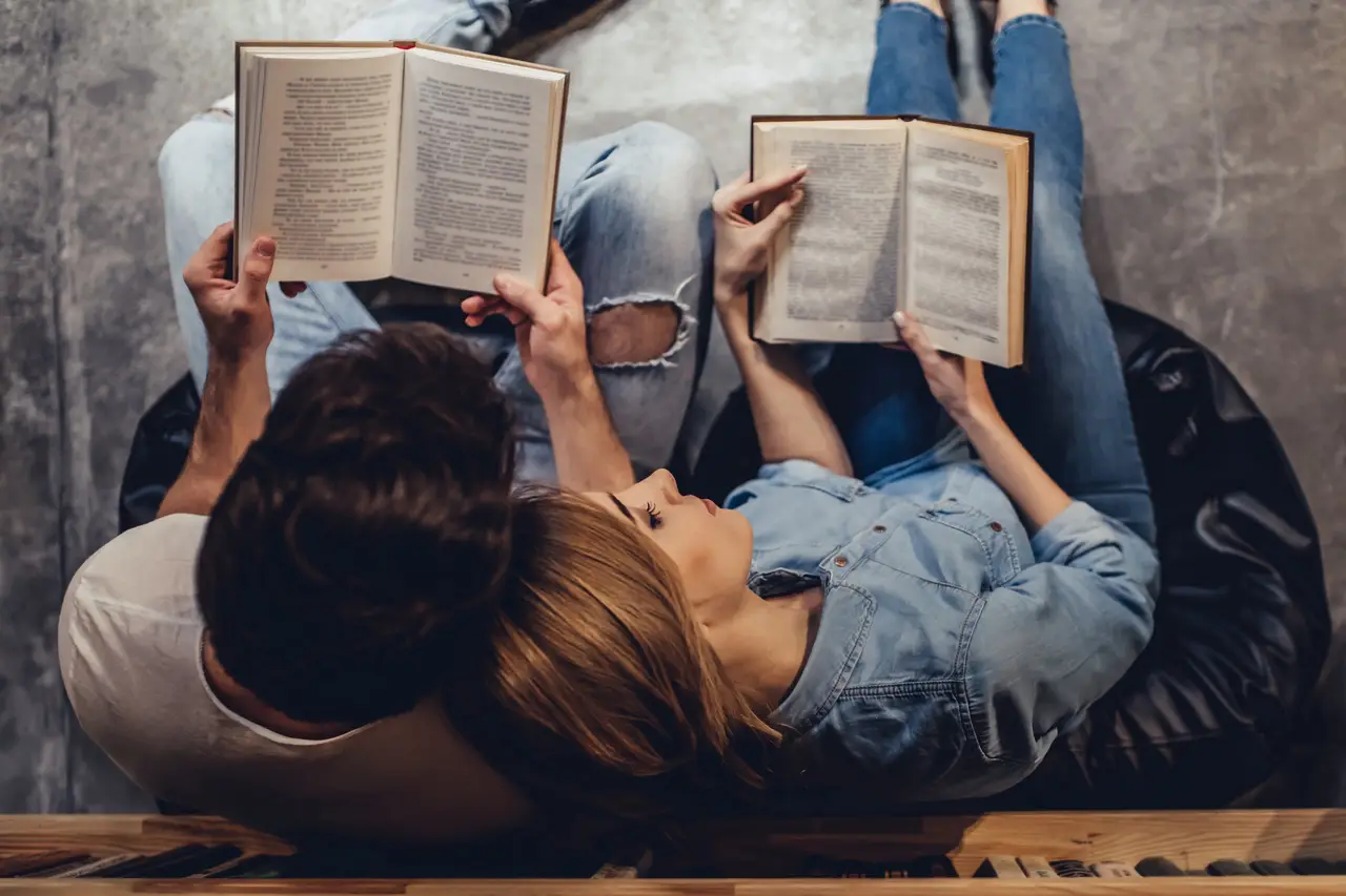 Club de lectura en pareja: aventúrense en un nuevo hábito - bodas