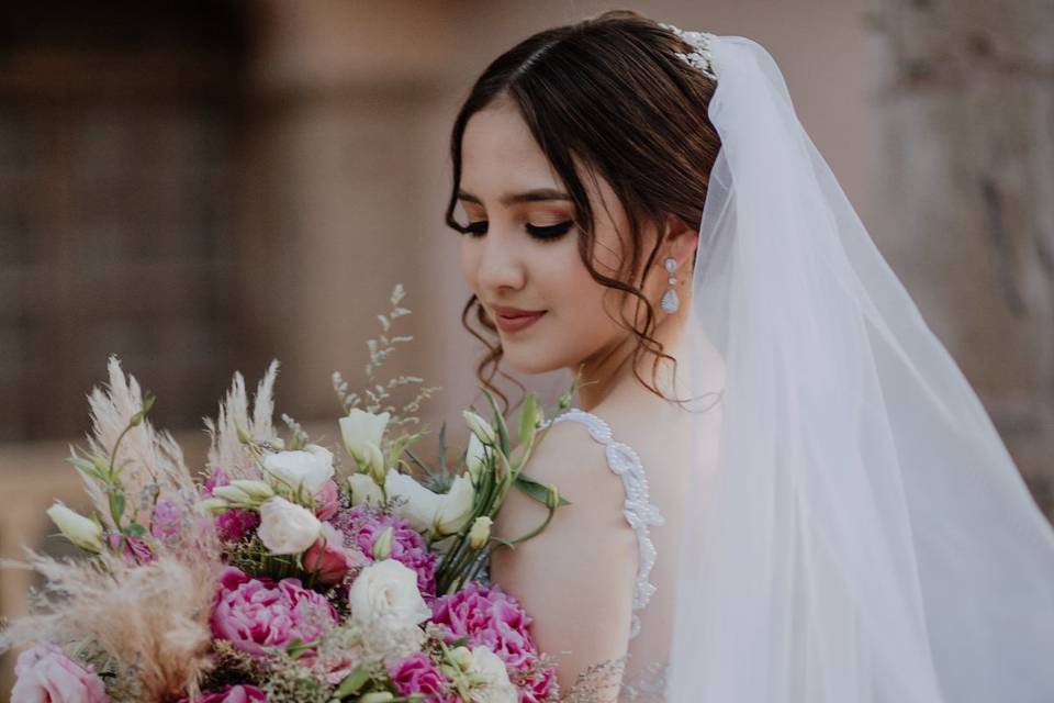 novia con velo y ramo de flores boho