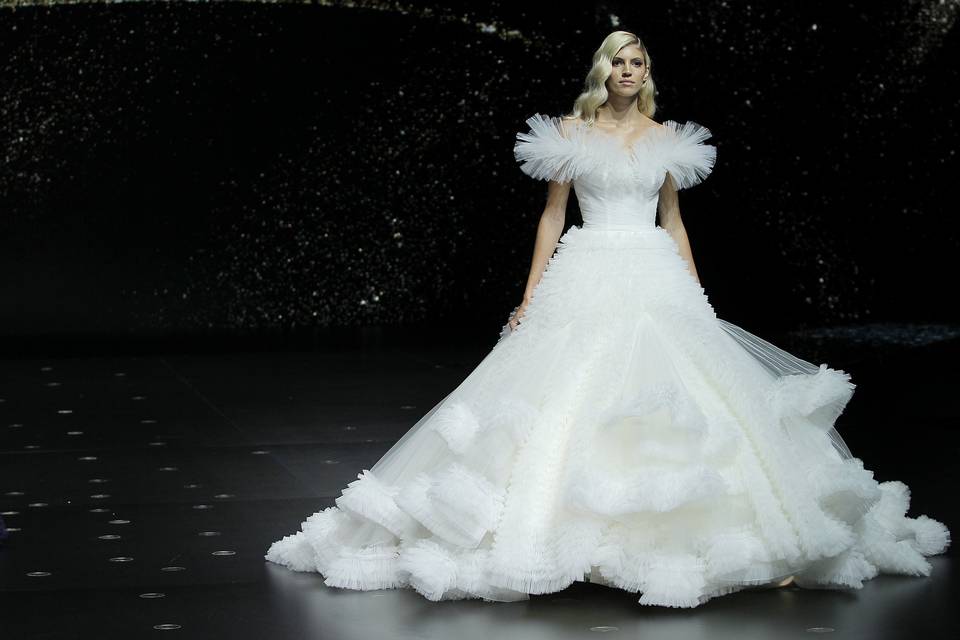 Pronovias 2020: sus vestidos de otra galaxia dejan estos 10 descubrimientos