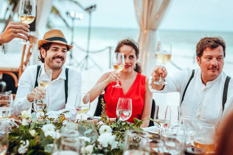 Cómo hacer que sus invitados socialicen: 5 ideas para romper el hielo