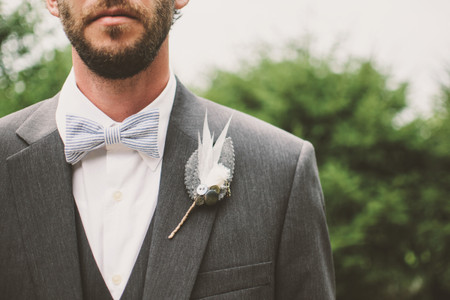 Cómo deben vestir los invitados hombres en una boda en el jardín