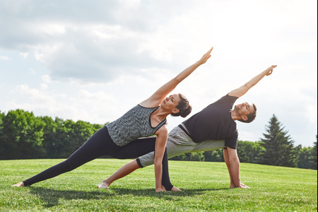 Las poses de yoga básicas para practicar en pareja