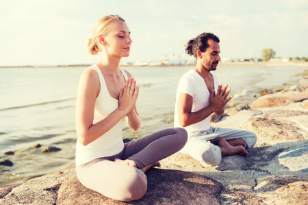 5 beneficios de practicar yoga en pareja, ¡pónganse a prueba!