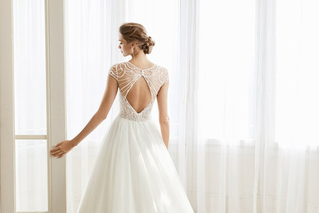 65 vestidos de novia con escotes 'keyhole' en la espalda