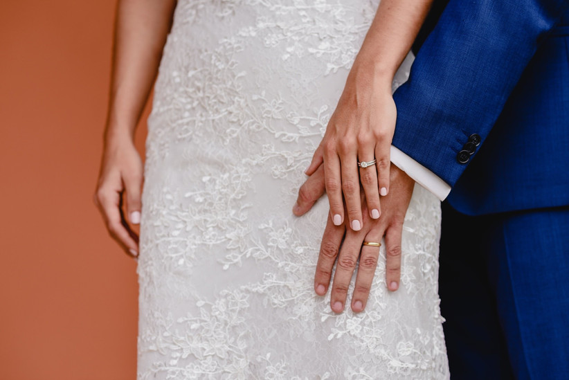 manos de recién casados con sus anillos de boda