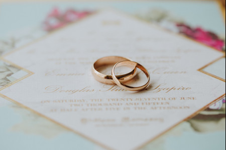 ¿Cómo modificar el grabado de las alianzas si cambian la fecha de su boda?