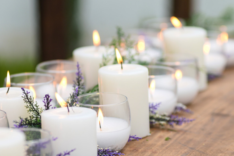 Centro de mesa con más velas que flores 9