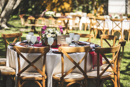 Organizar las mesas del banquete para garantizar la sana distancia