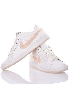 NIKE AMELIE, Mimanera