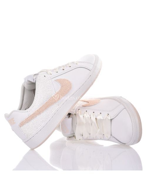 NIKE AMELIE, Mimanera