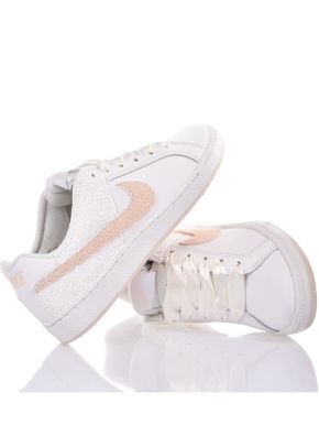 NIKE AMELIE, Mimanera