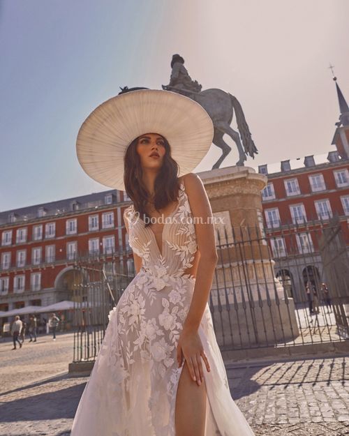 Julie, Galia Lahav