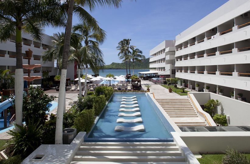 Hotel Emporio Mazatl 225 N