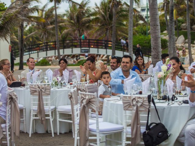 La boda de Arturo y Claudia en Cancún, Quintana Roo 122