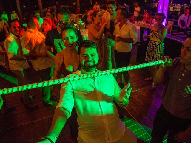 La boda de Arturo y Claudia en Cancún, Quintana Roo 153