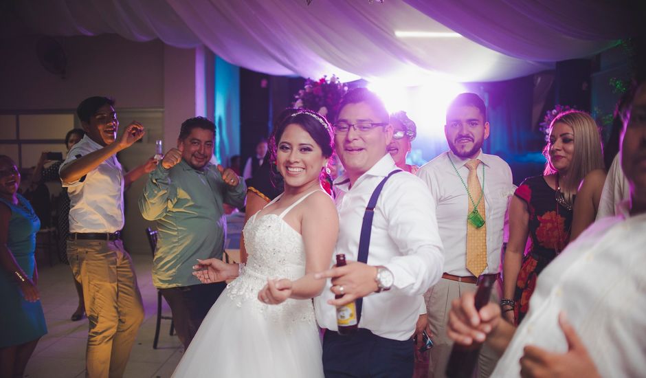 La boda de Víctor y Victoria en Coatzacoalcos, Veracruz
