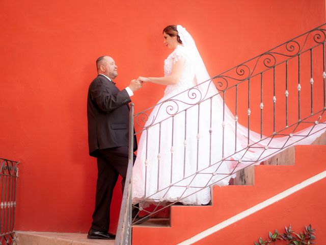 La boda de Silvestre y Isela en Colima, Colima 11