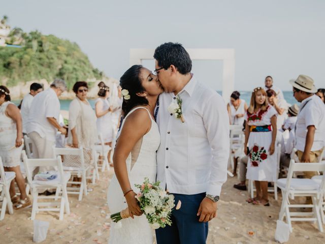 La boda de Mijaíl y Glenda en Huatulco, Oaxaca 41
