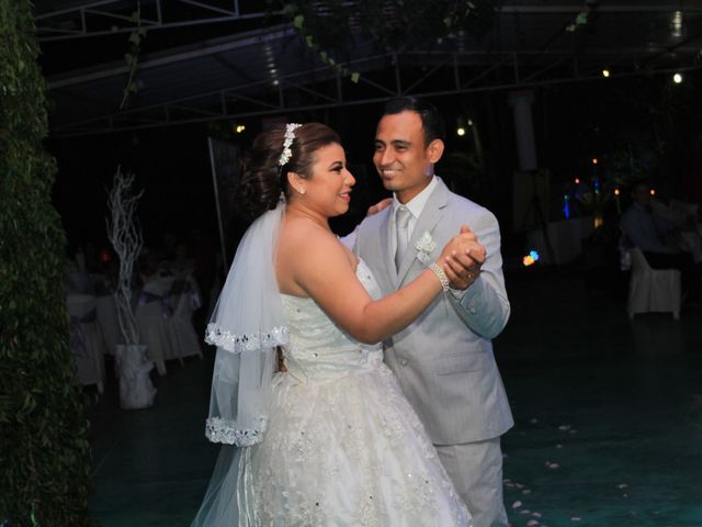 La boda de Jesús Manuel y Linda Cristell en Comalcalco, Tabasco 23