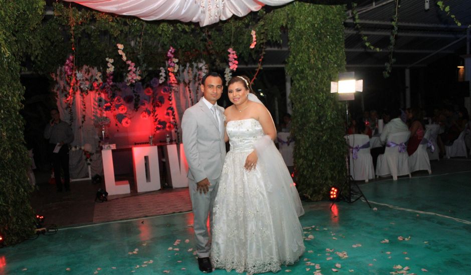La boda de Jesús Manuel y Linda Cristell en Comalcalco, Tabasco