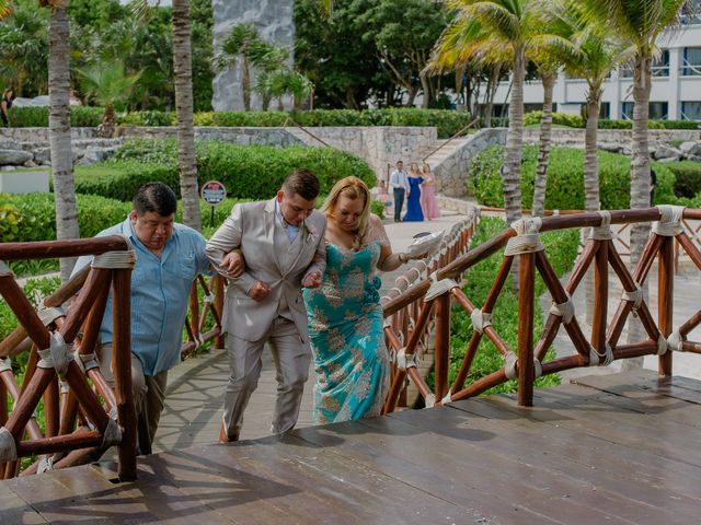 La boda de Hugo y Esmerarlda en Cancún, Quintana Roo 34