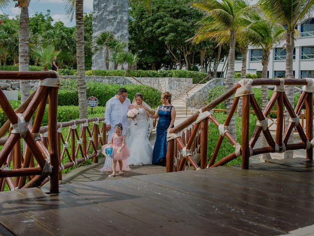La boda de Hugo y Esmerarlda en Cancún, Quintana Roo 36