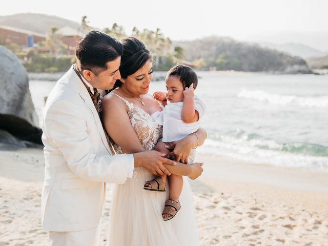 La boda de Walter y Gabriela en Huatulco, Oaxaca 35