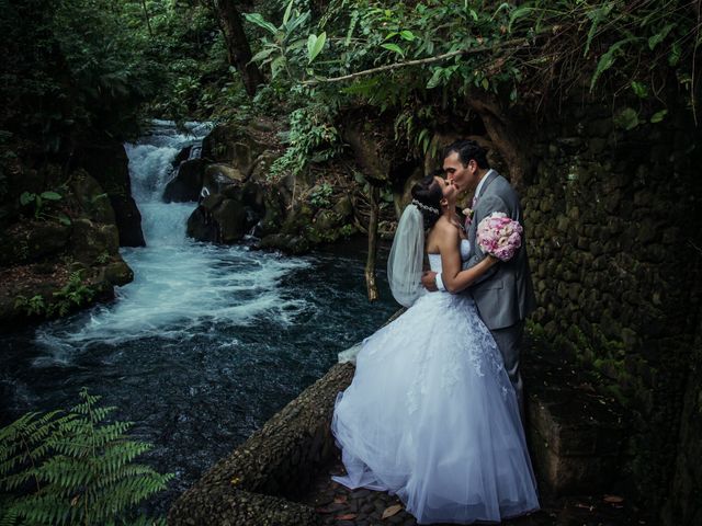 La boda de Darío y Anacely en Uruapan, Michoacán 13